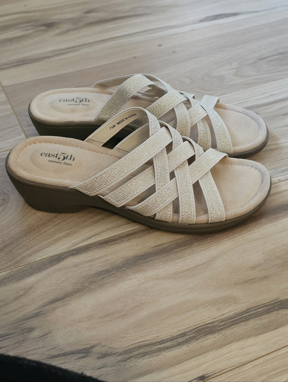 East 5th Gold Strapy Sandals  NWT  Memory Foam Footbed Womena    Size 7.5